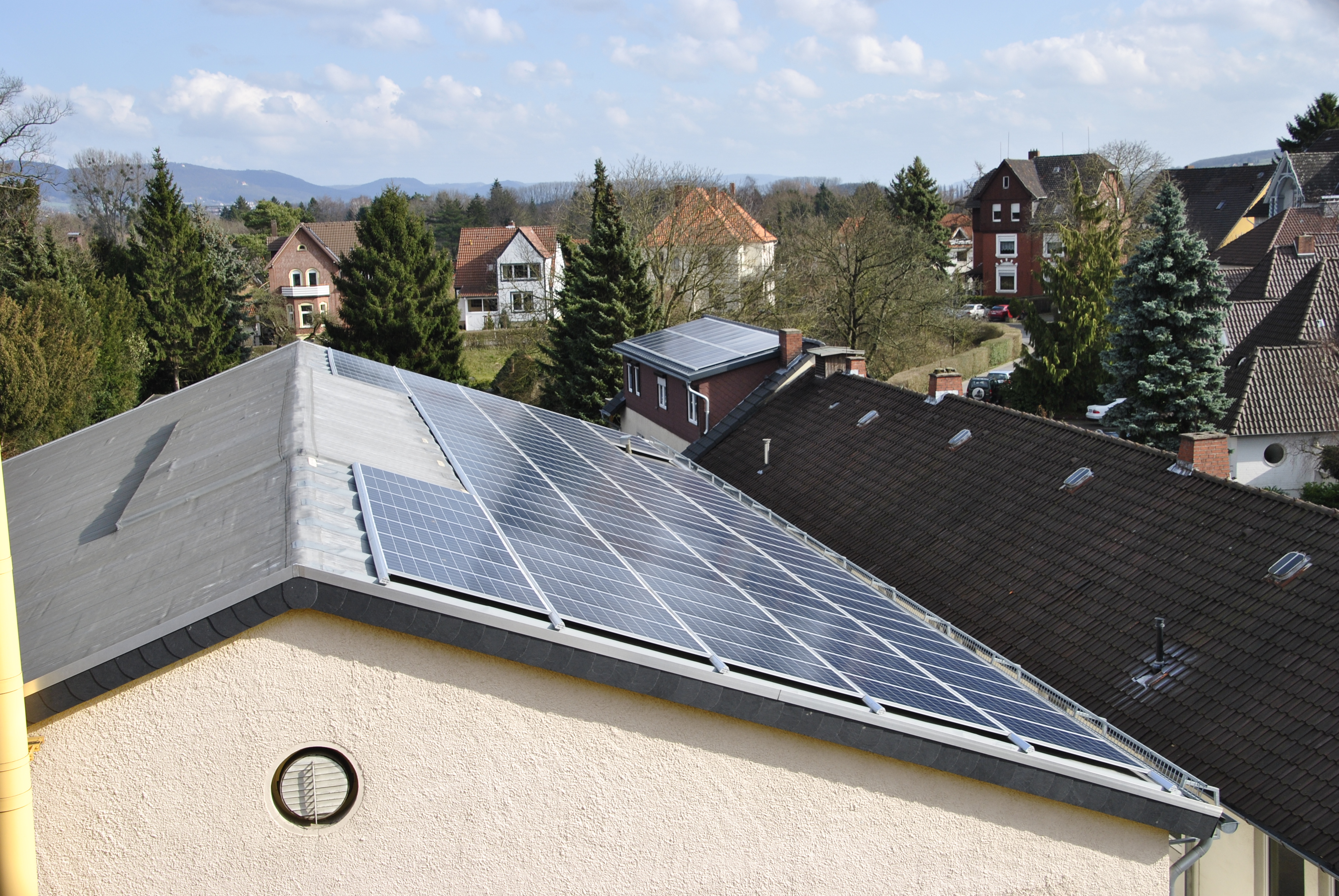 PV-Anlage auf dem Dach der Druckerei des Merkur Verlag Rinteln PV-Anlage auf dem Dach der Druckerei des Merkur Verlag Rinteln