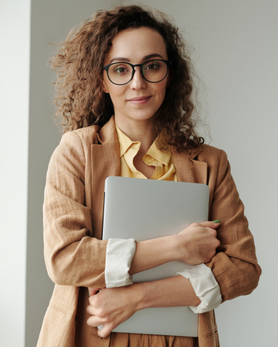 Lehrerin mit Lehrmaterial im Arm