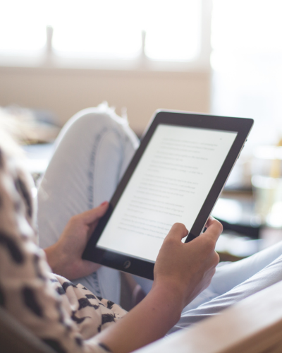 Frau liest E-Book auf dem Tablet