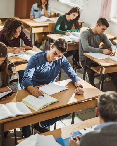 Schüler im Unterricht im Klassenraum